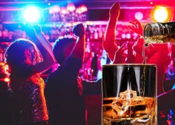 CG : होटल के कमरे में थी क्लब डांसर, बाहर के कमरे में हुक्का – दारु की सजी थी महफिल, तभी पहुंच गयी पुलिस