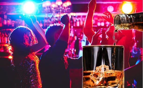 CG : होटल के कमरे में थी क्लब डांसर, बाहर के कमरे में हुक्का – दारु की सजी थी महफिल, तभी पहुंच गयी पुलिस