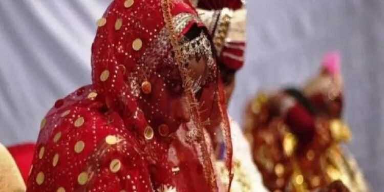 ‘ये मेरा भाई नहीं पति है’ …. बेटी के वीडियो देख परिजनों के उड़े होश, घर से भागकर मंदिर में दोनों ने रचाई थी शादी