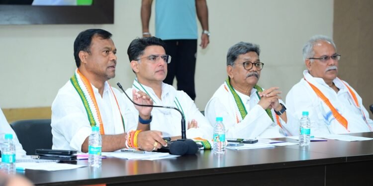 CG : सीएम पर हमला बोलने से क्यों डरते हैं नेता प्रतिपक्ष? भूपेश बघेल ने चरणदास महंत से पूछे सवाल