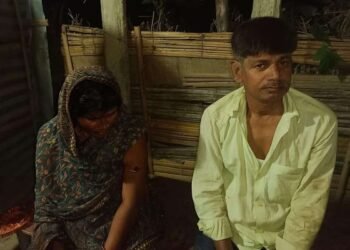 साथी शिक्षक की पत्नी के साथ रंगरलियां मनाते पकड़ाए हेडमास्टर, ग्रामीणों ने सबके सामने दोनों से करवाया ऐसा काम, वायरल हुआ वीडियो