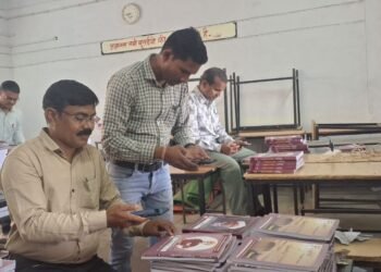 CG : स्कूल खुलते ही व्यवस्था हुई ध्वस्त, बारकोड स्कैनिंग के झमेले में फंसे शिक्षक, टीबीसी App बना सिरदर्द