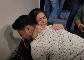 सोनम का भाई गोविन्द पहुंचा राजा के घर …. हत्यारिन बहन के लिए की फांसी की मांग, बहन की सास से गले लगकर खूब रोया, देखें वीडियो..