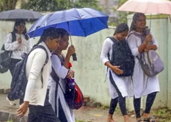 Schools Closed : बारिश ने बरपाया कहर.. 5 दिनों के लिए बंद कराये गये सभी स्कूल, IMD ने इन जिलों के लिए जारी किया रेड अलर्ट