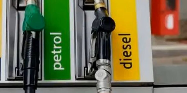 Petrol Diesel Price India : पेट्रोल डीजल की कीमतों में बड़ी गिरावट, 82 रुपए लीटर में पेट्रोल, तो डीजल भी 80 से नीचे, जानिए आपके शहर का रेट