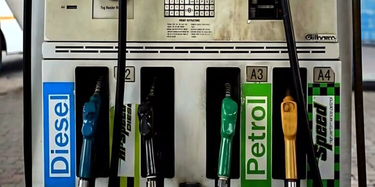पेट्रोल 82 डीजल 78 रुपए लीटर, महंगाई की मार झेल रही जनता को बड़ी राहत, लोग बोले- मोदी है तो मुमकिन है