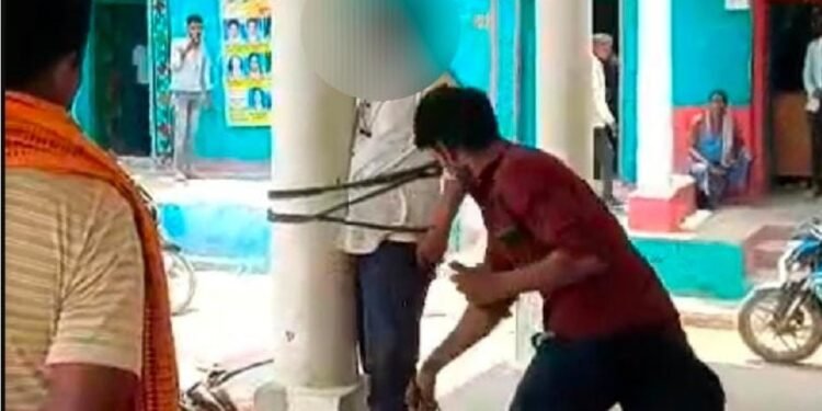 CG गुंडाराज का शर्मनाक चेहरा : क्रेशर में गिट्टी देखने पहुँचे युवक को रस्सी से बांधकर की गई बर्बरता से पिटाई, ग्रामीण देख रहे थे मजा
