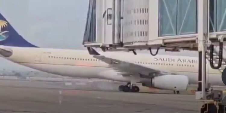 भारत में एक और विमान हादसा! विमान में सवार थे 250 हज यात्री, देखिए वीडियो