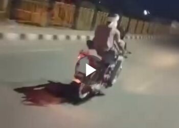 Couple Romance Viral Video : सड़क पर खुलेआम रोमांस करते कपल का वीडियो वायरल …. गर्लफ्रेंड को बाइक के सामने बिठाकर …. आप भी देखें