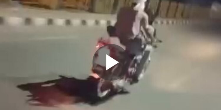 Couple Romance Viral Video : सड़क पर खुलेआम रोमांस करते कपल का वीडियो वायरल …. गर्लफ्रेंड को बाइक के सामने बिठाकर …. आप भी देखें