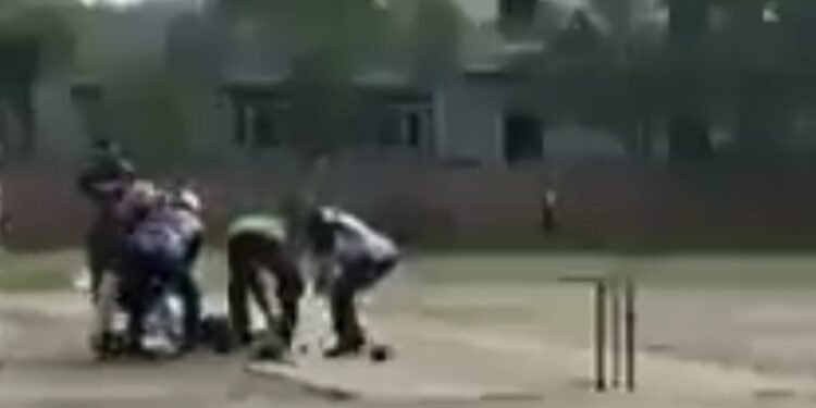 छक्का लगाते ही बल्लेबाज को आया हार्ट अटैक, पीच पर ही थम गई सांसें, सामने आया मैच के दौरान मौत का वीडियो