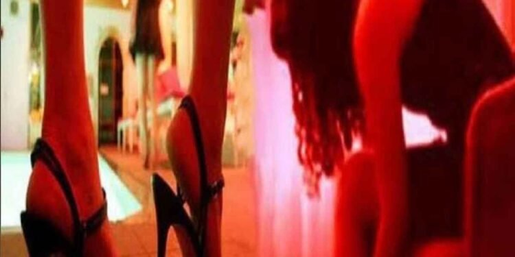 Sex Racket : रेस्टोरेंट में सजा था जिस्म का बाजार …. पुलिस ने जाल बिछाकर मारा छापा, आरोपी महिला को रंगे हाथों पकड़ा