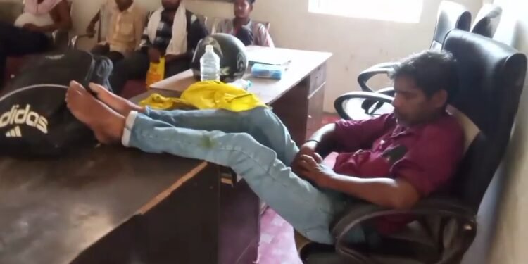 CG : सचिव जी नशे में हैं ! …. में पंचायत भवन में शराब के नशे में धुत्त मिला सचिव, ग्रामीण बोल …. पूरा काम कर रखा है चौपट