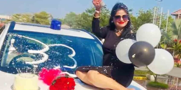 CG : नीली बत्ती में DSP की पत्नी को बर्थडे सेलिब्रेशन पड़ा महंगा, पुलिस ने दर्ज किया मामला