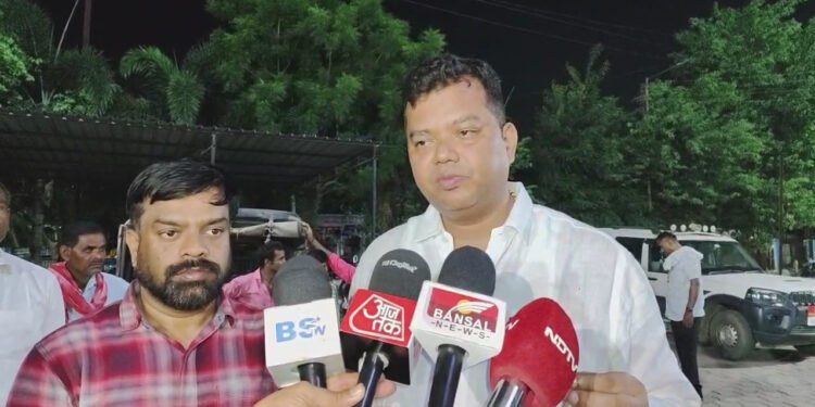 CG Breaking : रिमांड के दौरान कैदी की मौत मामले पर मचा बवाल, परिजनों ने लगाये फर्जी मुकदमे के आरोप, कांग्रेस ने भी खोला मोर्चा