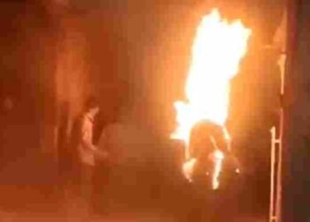 प्रेमिका के घर के बाहर प्रेमी ने पेट्रोल डालकर खुद को लगाई आग, घटना का खौफनाक वीडियो आया सामने, जानें क्या है मामला