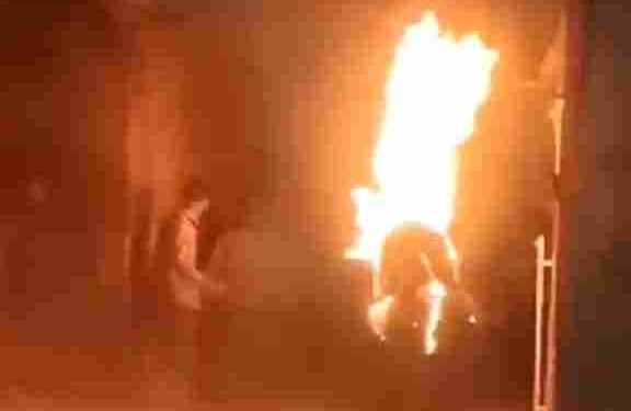 प्रेमिका के घर के बाहर प्रेमी ने पेट्रोल डालकर खुद को लगाई आग, घटना का खौफनाक वीडियो आया सामने, जानें क्या है मामला