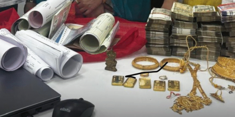 CG Crime : सराफा व्यापारी से अश्लील वीडियो बनाकर 2 करोड़ की वसूली, पति-पत्नी गिरफ्तार, 1.65 करोड़ की संपत्ति जब्त…