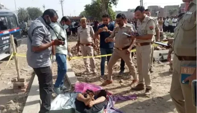 Crime News : सूटकेस में मिली महिला की लाश, तोड़ – मरोड़ कर पैक की गई बॉडी, कुत्ते सड़क पर घसीट रहे थे तब पहुंची पुलिस