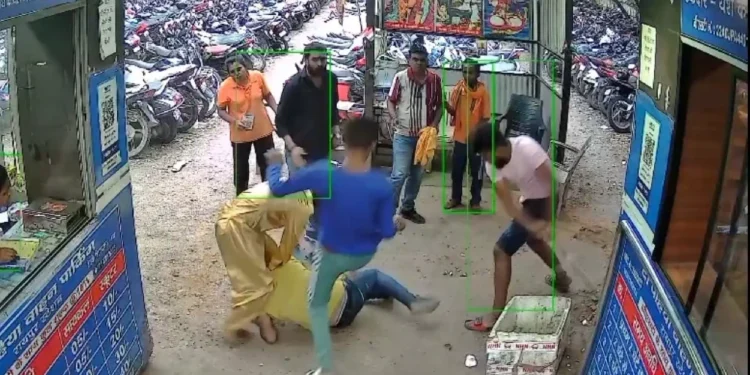 CG Crime : पार्किंग में चाकूबाजी, तीन युवकों ने स्टाफ पर किया हमला, CCTV में कैद हुई वारदात