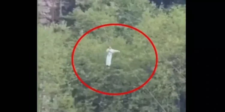 Video Viral : जिपलाइनिंग हादसा, रोमांच बना मुसीबत, 30 फीट नीचे गिरी युवती, कई हड्डियां टूटीं, देखें पूरा वीडियो…