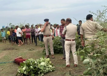 CG Crime : घर से 100 मीटर दूर महिला की कुल्हाड़ी से हत्या, पुलिस जांच में जुटी ….