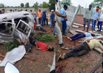 CG Accident : तेज रफ्तार कार दीवार से टकराई, तीन की मौत, दो गंभीर रूप से घायल…