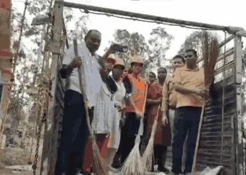 CG News : ASP की फिल्मी स्टाइल में दबिश, सफाईकर्मी बनकर शराब माफियाओं पर कसा शिकंजा, 1040 लीटर महुआ शराब जब्त