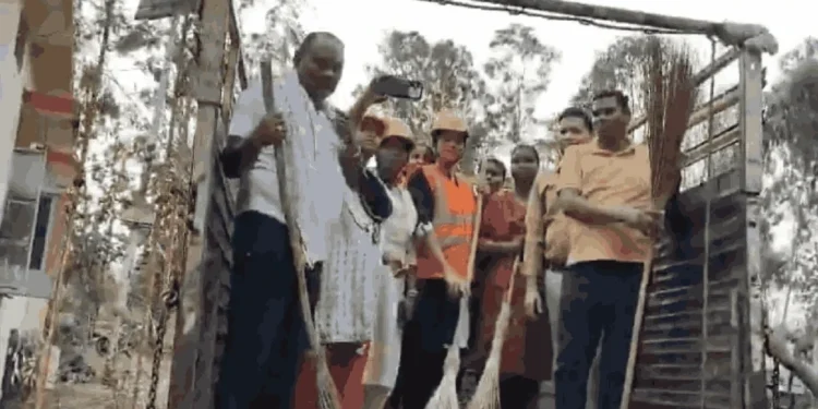 CG News : ASP की फिल्मी स्टाइल में दबिश, सफाईकर्मी बनकर शराब माफियाओं पर कसा शिकंजा, 1040 लीटर महुआ शराब जब्त