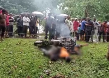 टूटे बिजली तार की चपेट में आई मोटरसाइकिल, 1 महिला समेत 3 लोग जिंदा जले…