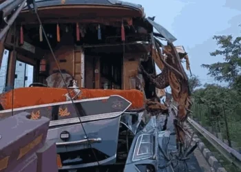 Big Road Accident : टाइल्स से भरे ट्रक से टकराई डबल डेकर बस, तीन की मौत, दो घायल…