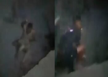 दबंगों के हौसले इतने बुलंद की …. इस बात के चलते थाना प्रभारी को लाठी – डंडों से पीटा, खूब वारयल हो रहा वीडियो देखे पूरा वीडियो