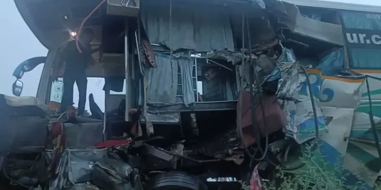 CG : बस और हाईवा का भीषण सड़क हादसा, तीन लोगों की मौके पर ही मौत