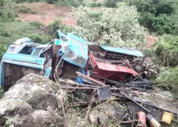 CG : 60 फिट गहरी खाई में गिरी बोर गाड़ी, 4 की दर्दनाक मौत