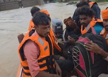 CG – बाढ़ का हालात : उफान पर शिवनाथ नदी, रिहायसी इलाकों में घुसा पानी SDRF की टीम ने बाढ़ में फंसे 32 लोगों बाहर निकाला