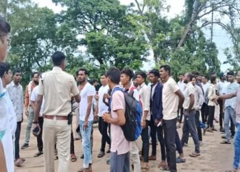 CG आबकारी आरक्षक भर्ती परीक्षा में खूब मचा बवाल, सख्त नियमों के कारण परीक्षा से वंचित हुए सैकड़ों अभ्य​र्थी