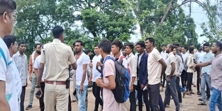 CG आबकारी आरक्षक भर्ती परीक्षा में खूब मचा बवाल, सख्त नियमों के कारण परीक्षा से वंचित हुए सैकड़ों अभ्य​र्थी