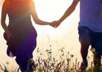 प्रेमी के साथ मिलकर पति को गला दबाकर मारा, चार दिन बाद ब्वॉयफ्रेंड संग 9 बच्चों की मां हुई गिरफ्तार