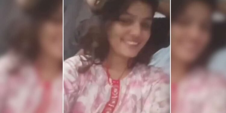 भतीजे के साथ शादी करने वाली आयुषी दुबे का प्राइवेट वीडियो हुआ लीक, बंद कमरे में ऐसी हालत में नजर आए दोनों, देखिए वीडियो