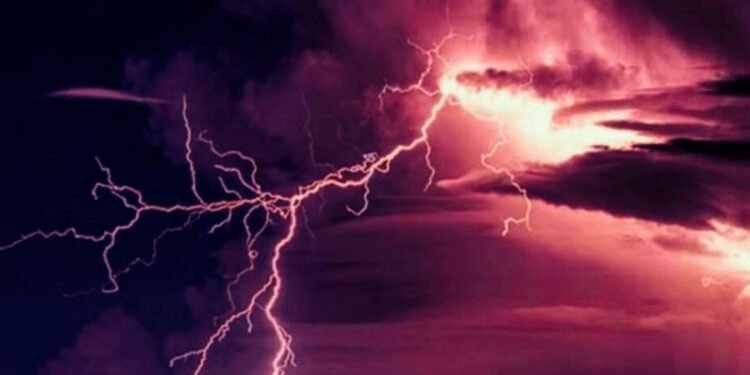 CG : आकाशीय बिजली का कहर, महिला की मौत, दो की हालत गंभीर