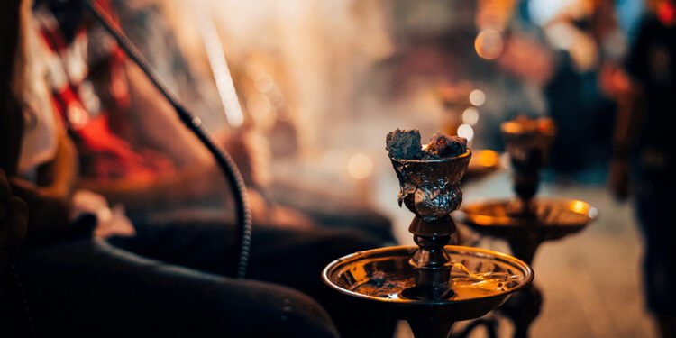 CG – हुक्का बैन के बाद भी काला कारोबार जारी : दो व्यापारियों पर छापा, ₹2.57 लाख का अवैध सामान जब्त