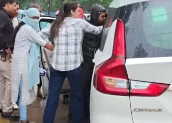 युवती के साथ कार में था भाजपा नेता का बेटा, पुलिस ने रोककर अंदर देखा तो फटी रह गई आंखें, सामने आया वीडियो