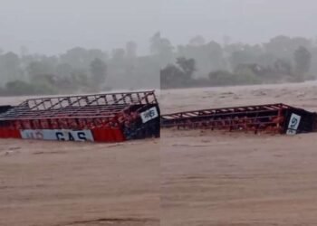 माचिस के डिब्बे की तरह उफनती नदी में बह गया सिलेंडर से भरा ट्रक, नदी में तैरने लगे गैस सिलेंडर, वीडियो देखकर दहल जाएगा दिल