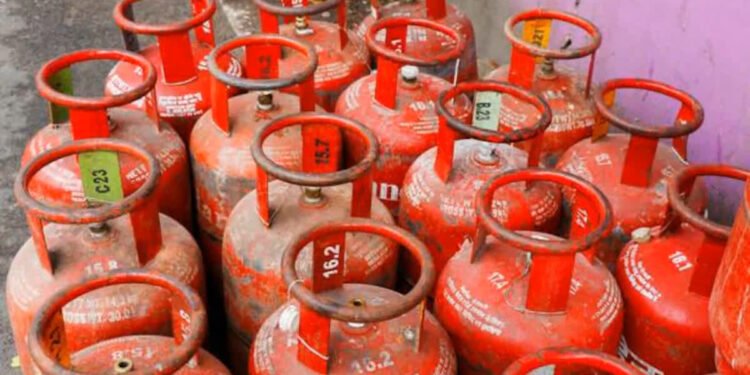 88 रुपए सस्ता हुआ रसोई गैस सिलेंडर, कल से लागू हो जाएंगे नए रेट, जानिए अब कितना देना होगा एक सिलेंडर के लिए