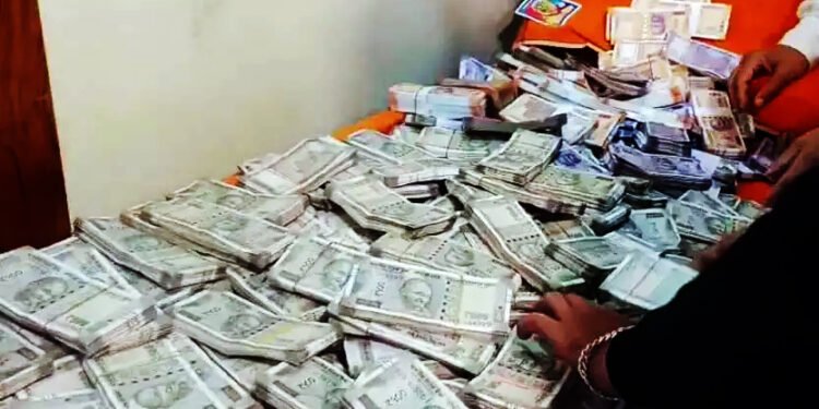 Breaking News : डिप्टी रेंजर के ठिकानों पर मिली करोड़ों की संपत्ति, भारी मात्रा में सोना चांदी और कैश मिले