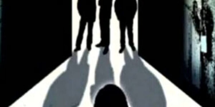Gang Rape News : रेलवे कर्मचारी ने साथियों के साथ मिलकर किया महिला से दुष्कर्म, पुलिस ने दो आरोपियों को किया गिरफ्तार