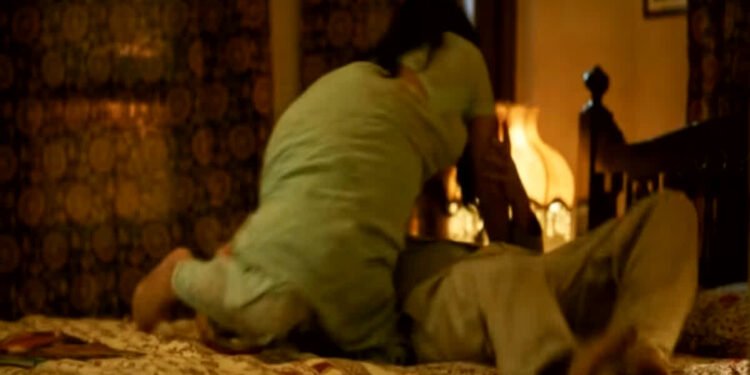 बेटे के ट्यूशन टीचर के साथ रोमांस कर रही थी बीवी, तभी अचानक आ धमका पति, काली करतूत छिपाने पत्नी ने रच डाली ये साजिश