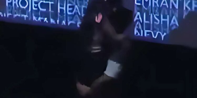 Saiyaara Movie Review : ‘सैयारा’ देखने के बाद थिएटर में ही शुरू हो गया कपल, किसी ने रिकॉर्ड करके कर दिया वायरल, देखिए वीडियो