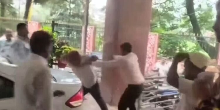 भ्रष्टाचार उजागर करना पड़ा भारी! पत्रकार की बेरहमी से कर पिटाई, वीडियो सोशल मीडिया पर हुआ वायरल मचा हड़कंप देखे पूरा वीडियो