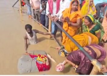 Viral Video : गंगा में तैरता मिला रहस्यमयी पत्थर, रामसेतु से जोड़ा गया, श्रद्धालुओं में जागा आस्था का उमंग देखे पूरा वीडियो